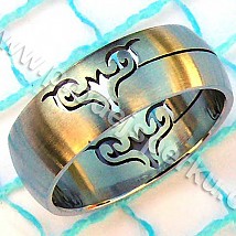 Prsten z oceli s abstraktním vzorem