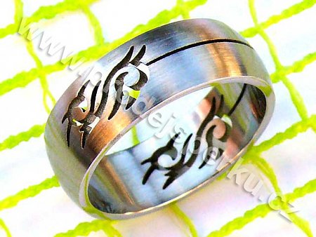 Ocelový prsten s prořezávaným vzorem