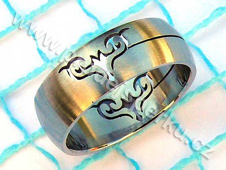 Prsten z oceli s abstraktním vzorem