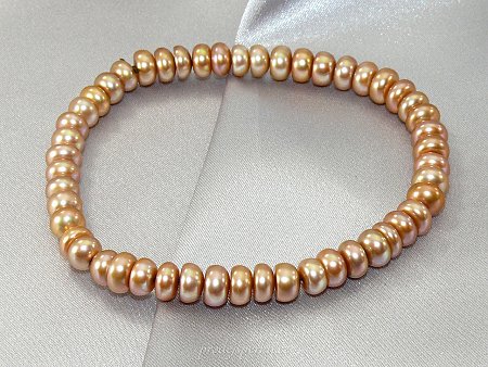 Náramek bronzový z perel